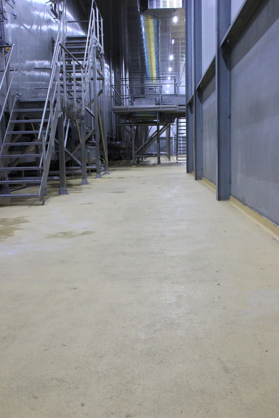 Yellow Ucrete BC4 polyurethane cement floor in the production area of a potato processor, detail 2