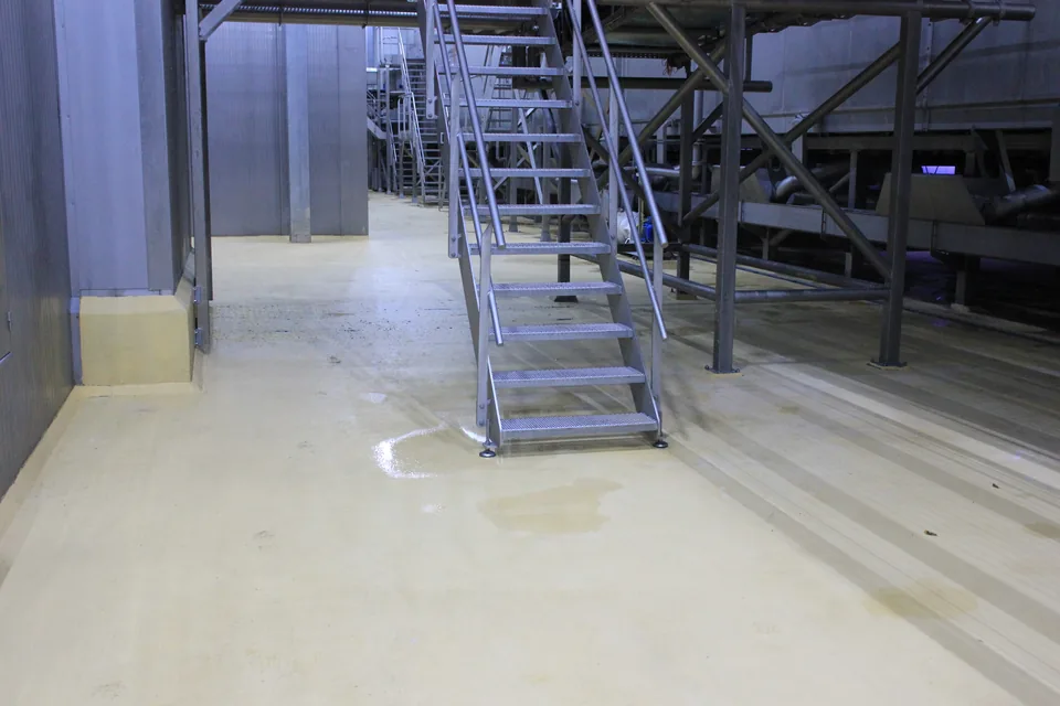 Yellow Ucrete BC4 polyurethane cement floor in the production area of a potato processor, detail 3