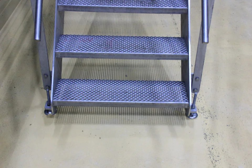 Yellow Ucrete BC4 polyurethane cement floor in the production area of a potato processor, detail 4