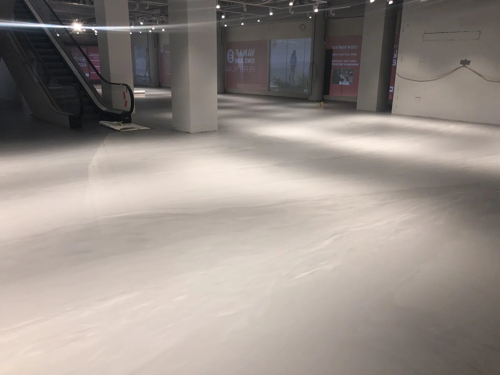 Comforpur 635 Betonlook resin floor in the Aktiesport store in Rotterdam