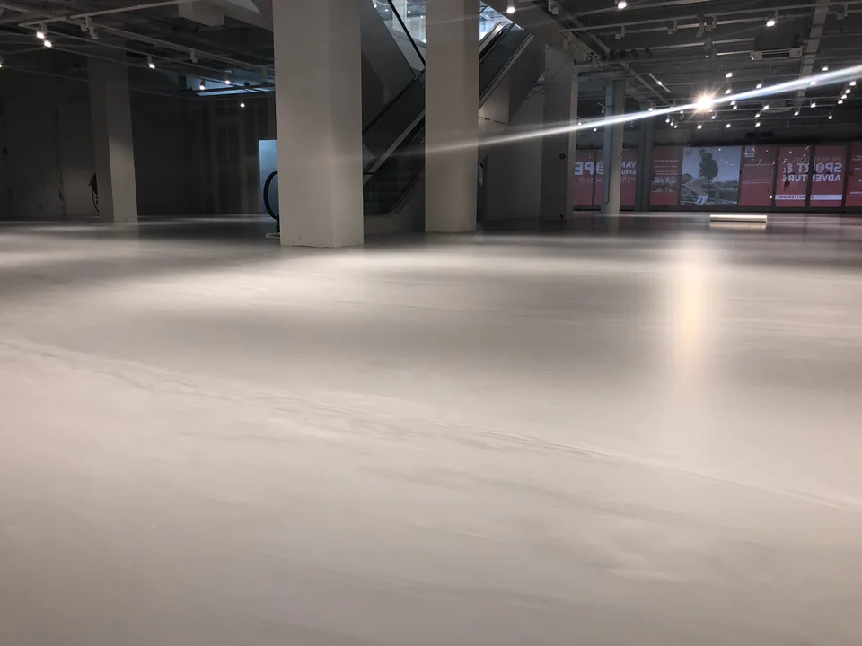 Comforpur 635 Betonlook resin floor in the Aktiesport store in Rotterdam, detail 1
