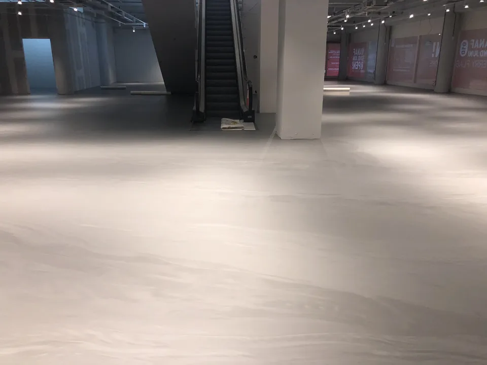 Comforpur 635 Betonlook resin floor in the Aktiesport store in Rotterdam, detail 2