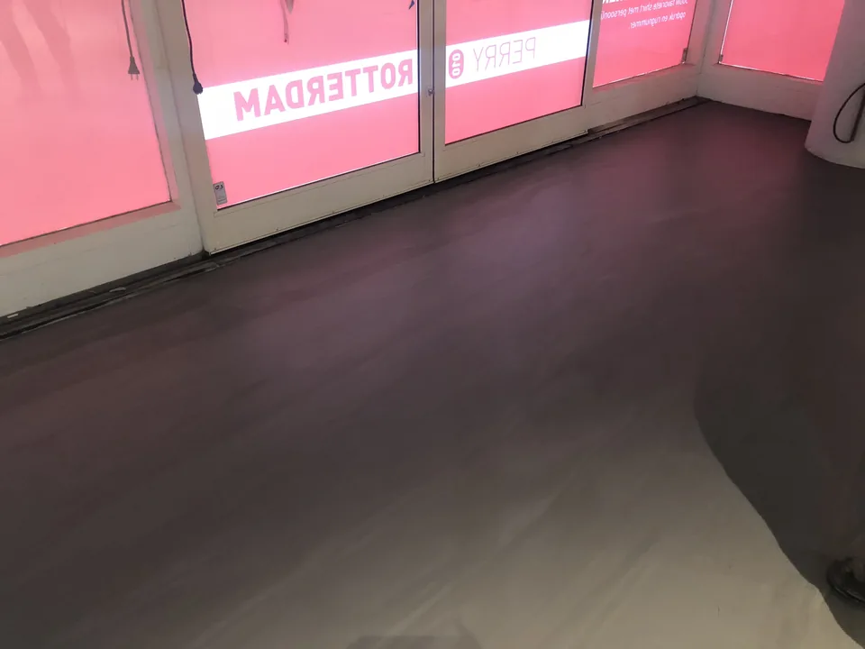 Comforpur 635 Betonlook resin floor in the Aktiesport store in Rotterdam, detail 3