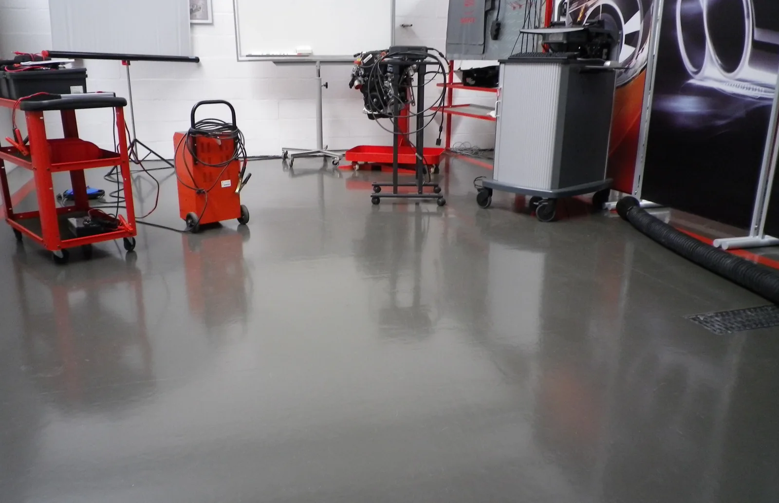 Smooth grey Ucrete MF floor in a cleanroom in Qatar