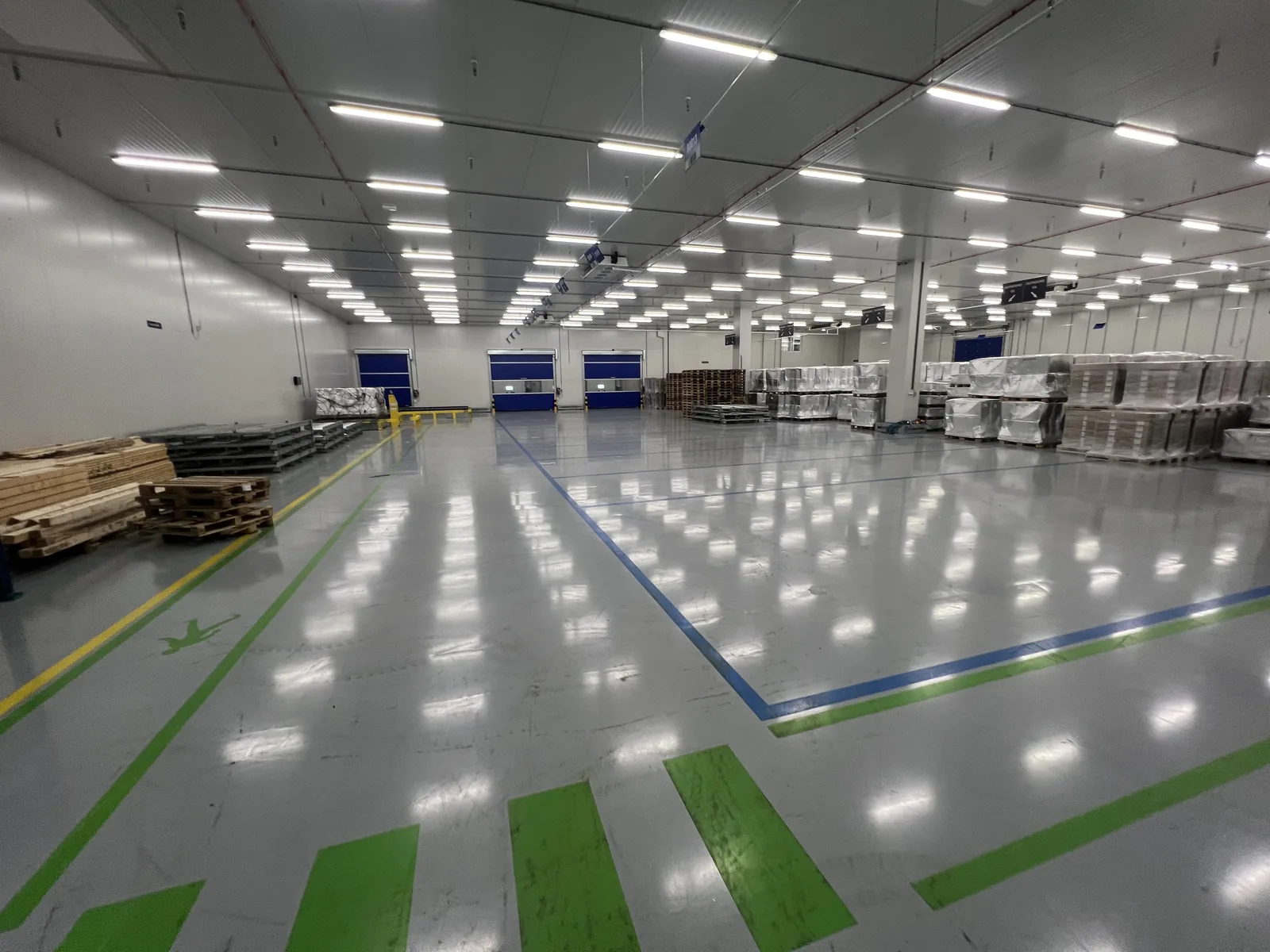 Comforpox 800 SL epoxy floor with lane markings in the DSV Air & Sea warehouse, approx. 3.200 m²