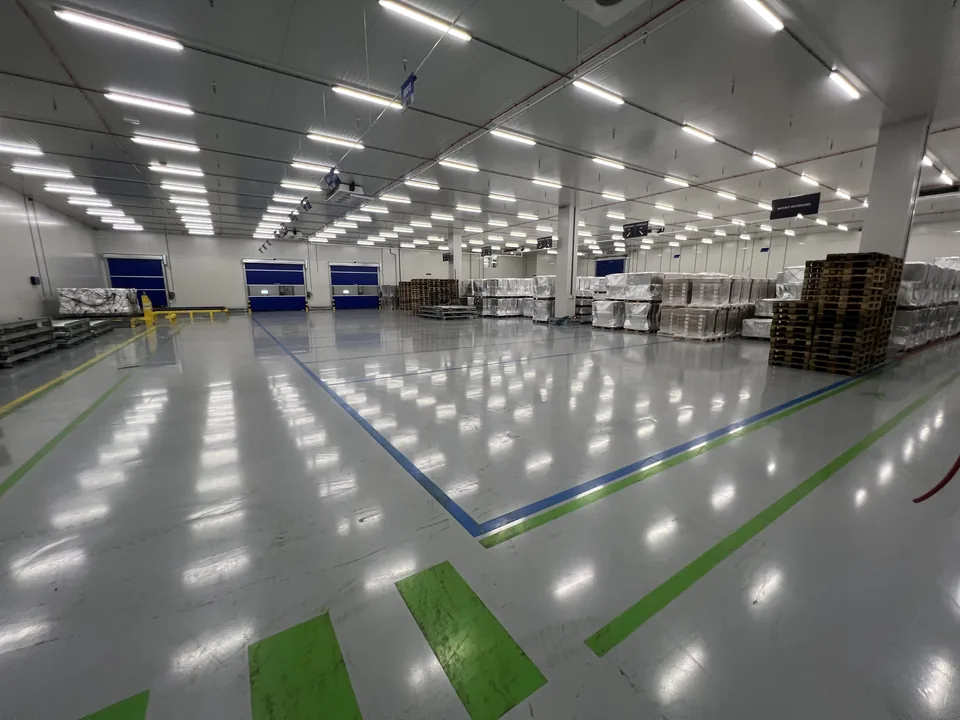 Comforpox 800 SL epoxy floor with markings in the DSV Air & Sea warehouse, detail 1