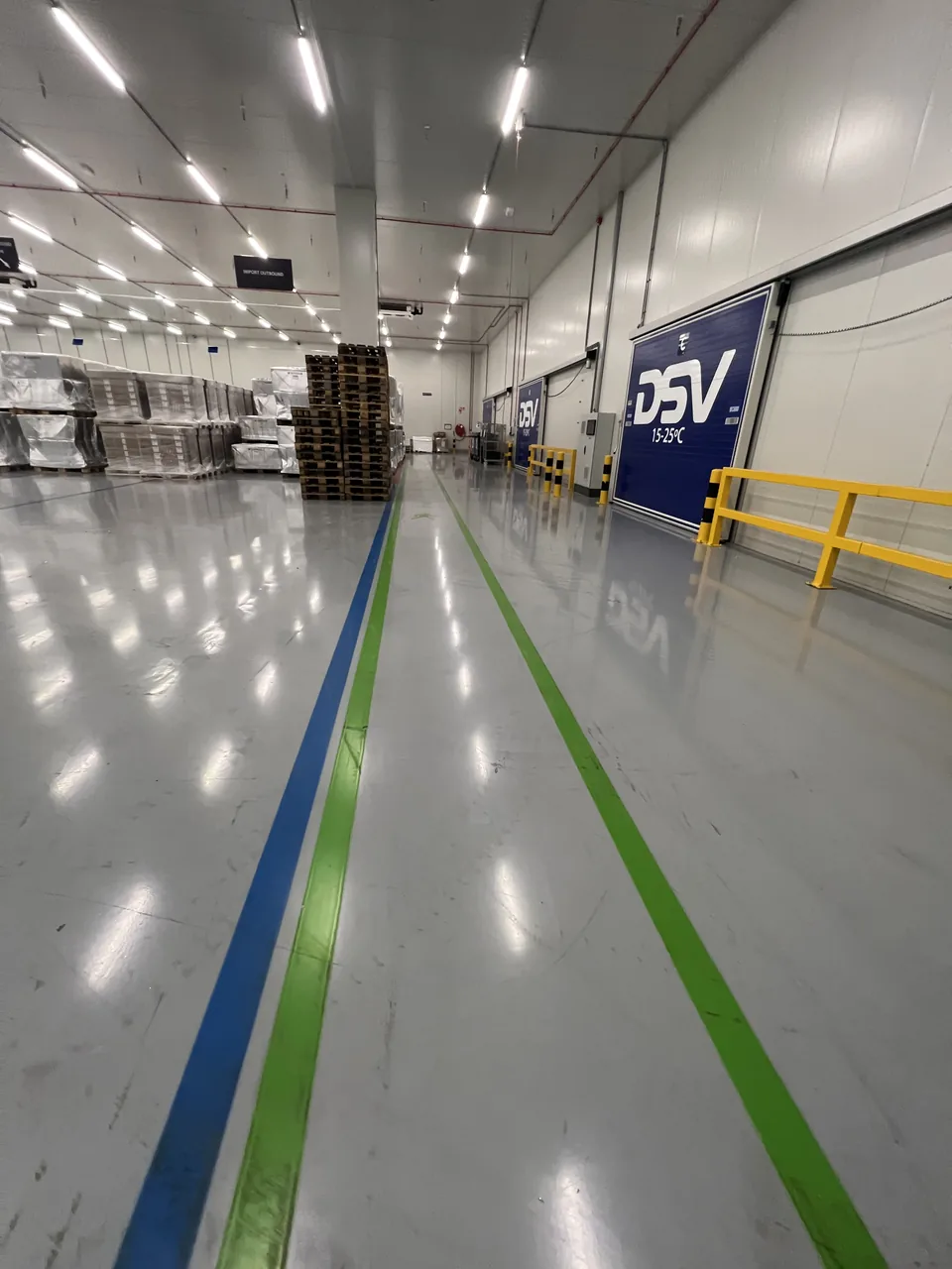 Comforpox 800 SL epoxy floor with markings in the DSV Air & Sea warehouse, detail 2