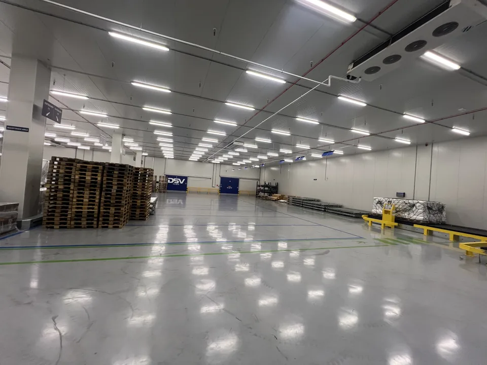 Comforpox 800 SL epoxy floor with markings in the DSV Air & Sea warehouse, detail 3