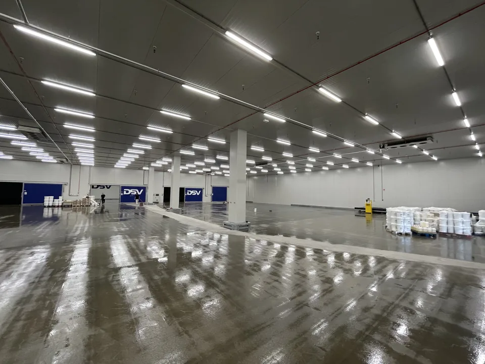 Comforpox 800 SL epoxy floor with markings in the DSV Air & Sea warehouse, detail 4