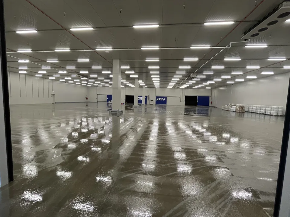 Comforpox 800 SL epoxy floor with markings in the DSV Air & Sea warehouse, detail 5