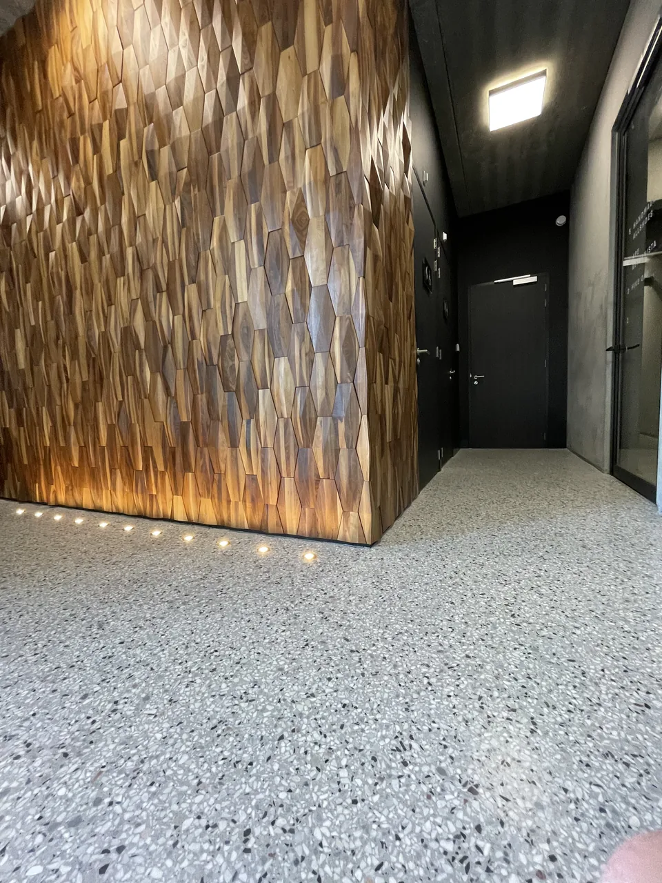 Seamless floor finish in the entrance and office floors of Koivistokade in Amsterdam, detail 1
