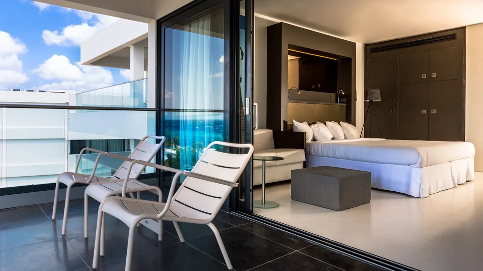 Comforpur 660 Uni seamless resin floor in a guest room of the Papagayo Hotel on Curaçao, detail 2