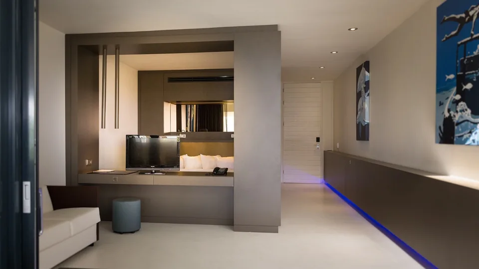 Comforpur 660 Uni seamless resin floor in a guest room of the Papagayo Hotel on Curaçao, detail 3