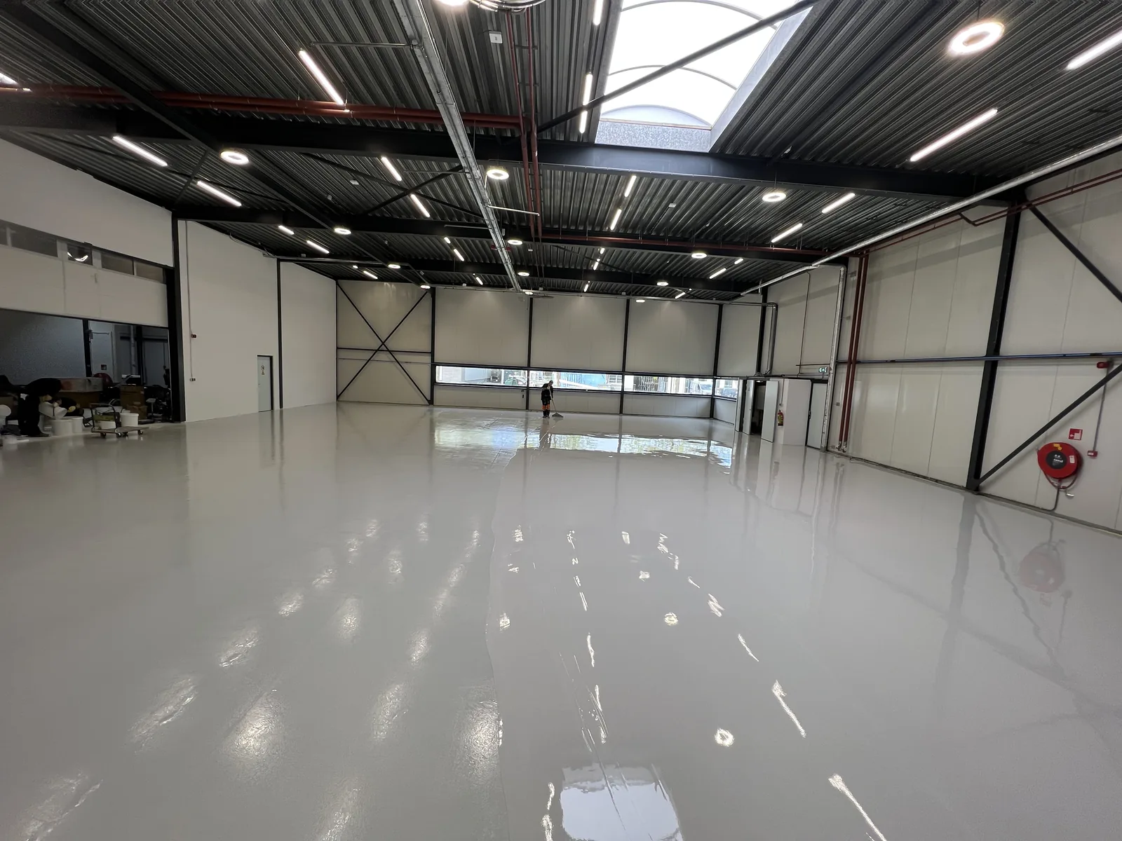 Comforpox 800 SL epoxy floor in a production hall, approx. 900 m²