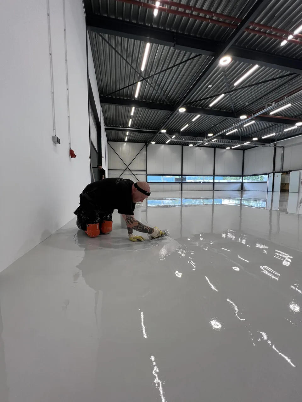 Comforpox 800 SL epoxy floor in a production hall, detail 1