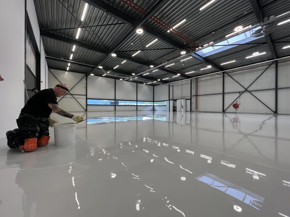 Comforpox 800 SL epoxy floor in a production hall, detail 2