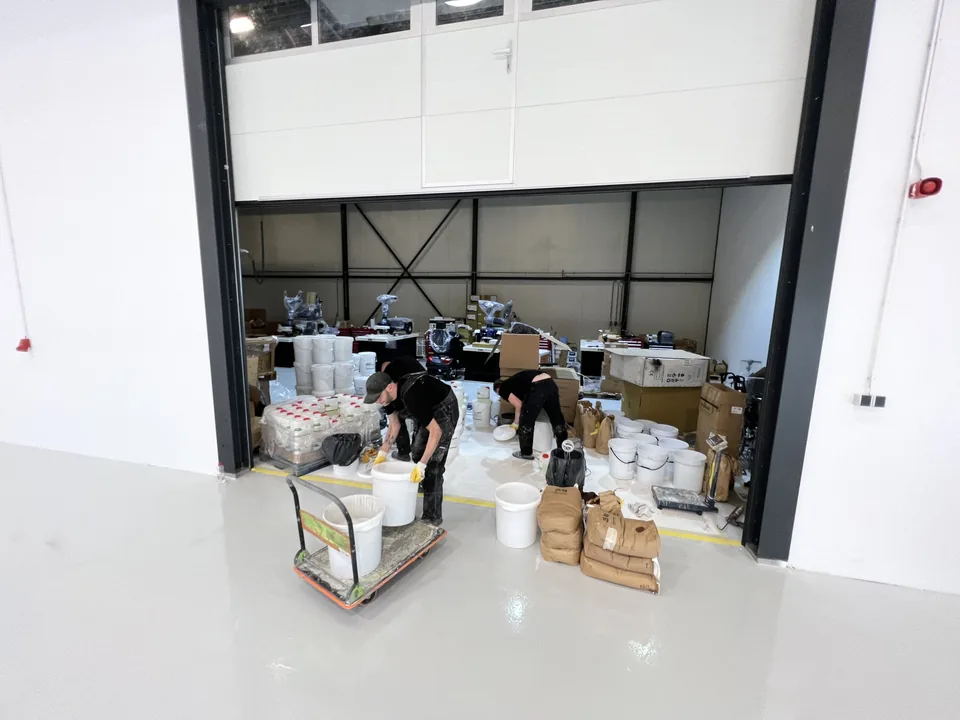 Comforpox 800 SL epoxy floor in a production hall, detail 3