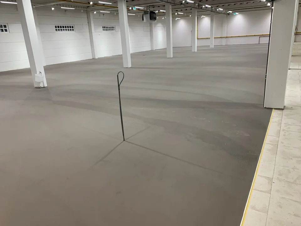 PVC project floor of 1.250 m² in a commercial space, detail 1