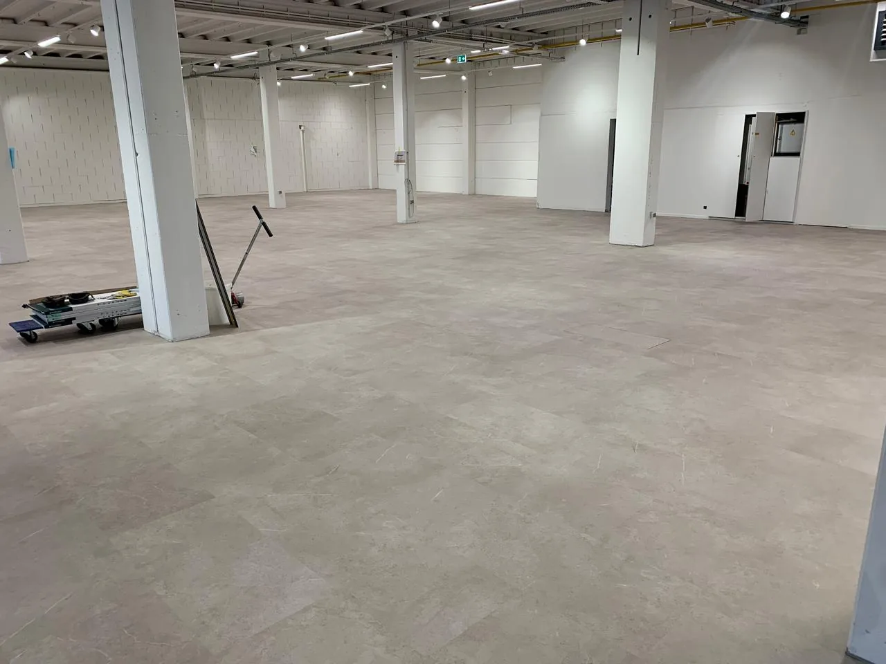 PVC project floor of 1.250 m² in a commercial space, detail 3