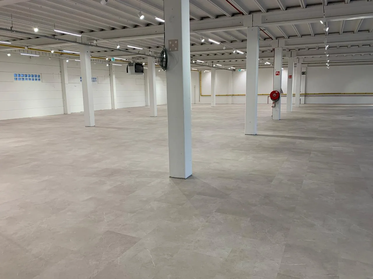 PVC project floor of 1.250 m² in a commercial space, detail 5