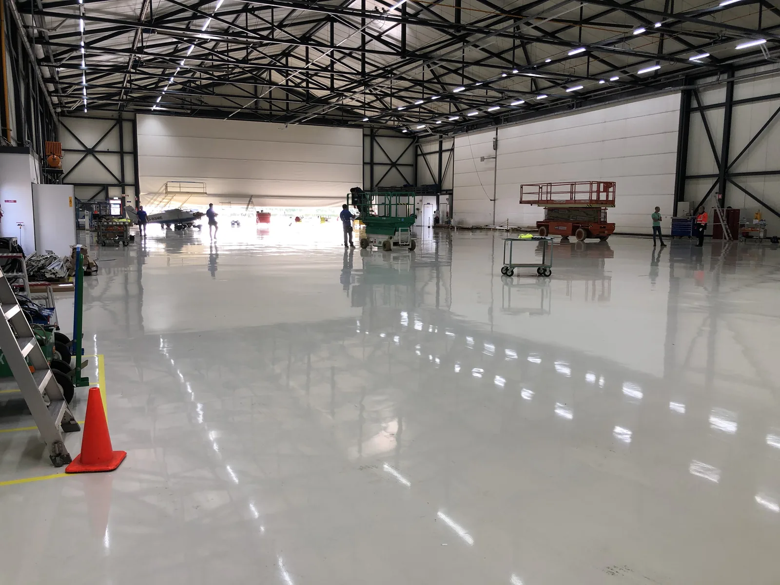 Comforpox 800 SL epoxy floor in an aircraft hangar at Rotterdam Airport, approx. 2.800 m²