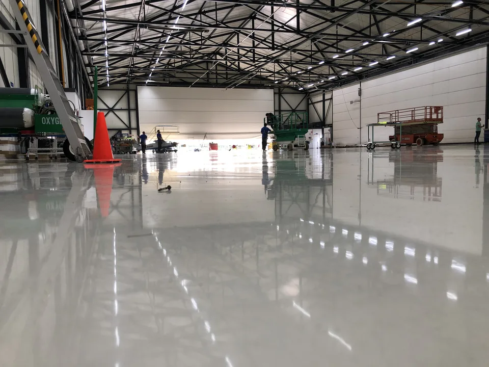 Comforpox 800 SL epoxy floor in an aircraft hangar at Rotterdam Airport, detail 1