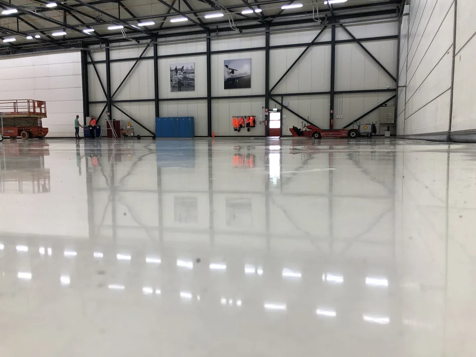 Comforpox 800 SL epoxy floor in an aircraft hangar at Rotterdam Airport, detail 2