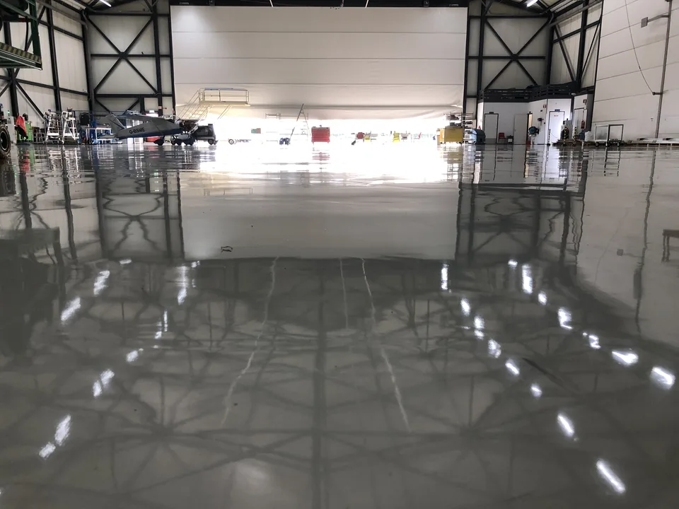 Comforpox 800 SL epoxy floor in an aircraft hangar at Rotterdam Airport, detail 3