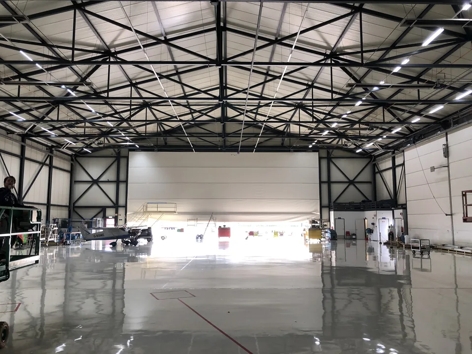 Comforpox 800 SL epoxy floor in an aircraft hangar at Rotterdam Airport, detail 4