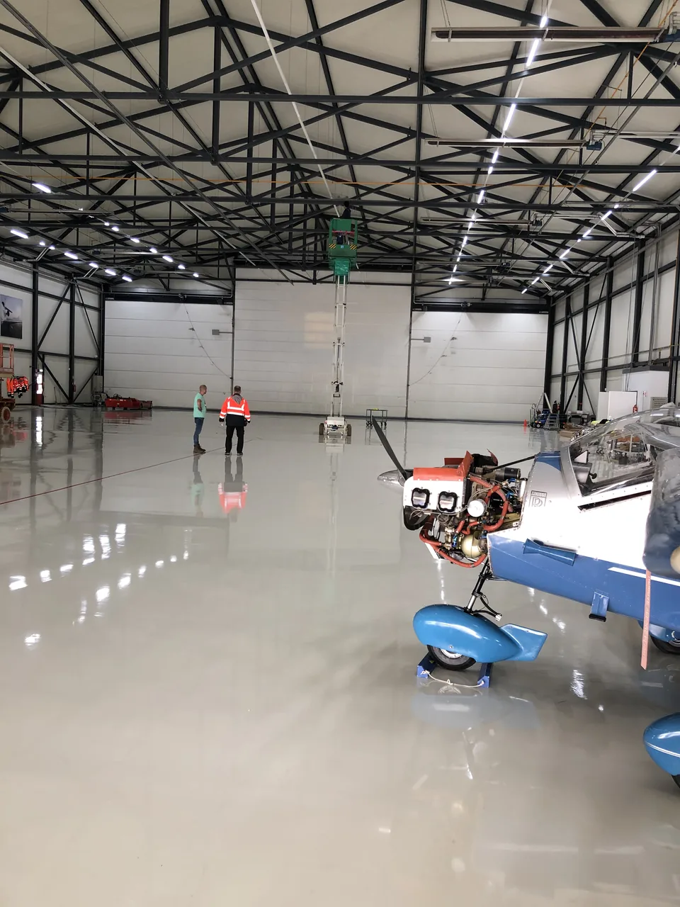Comforpox 800 SL epoxy floor in an aircraft hangar at Rotterdam Airport, detail 5