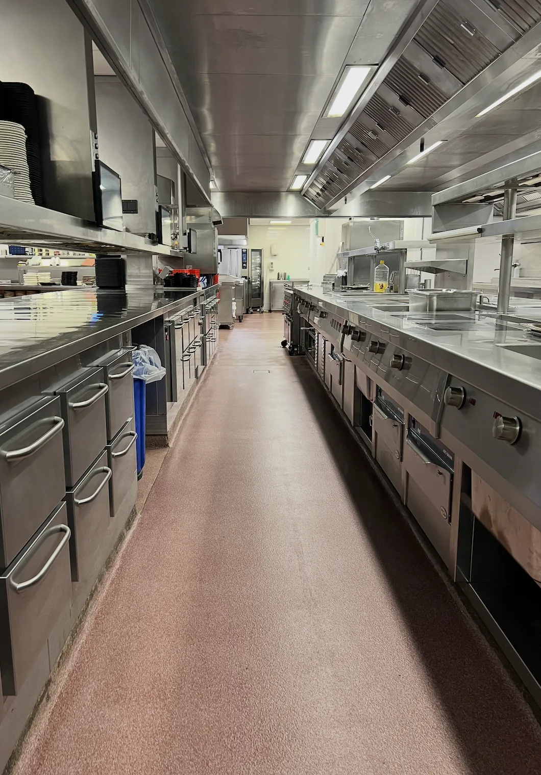 Red Comforcon QCF slip-resistant floor in the commercial kitchen of Van der Valk Akersloot