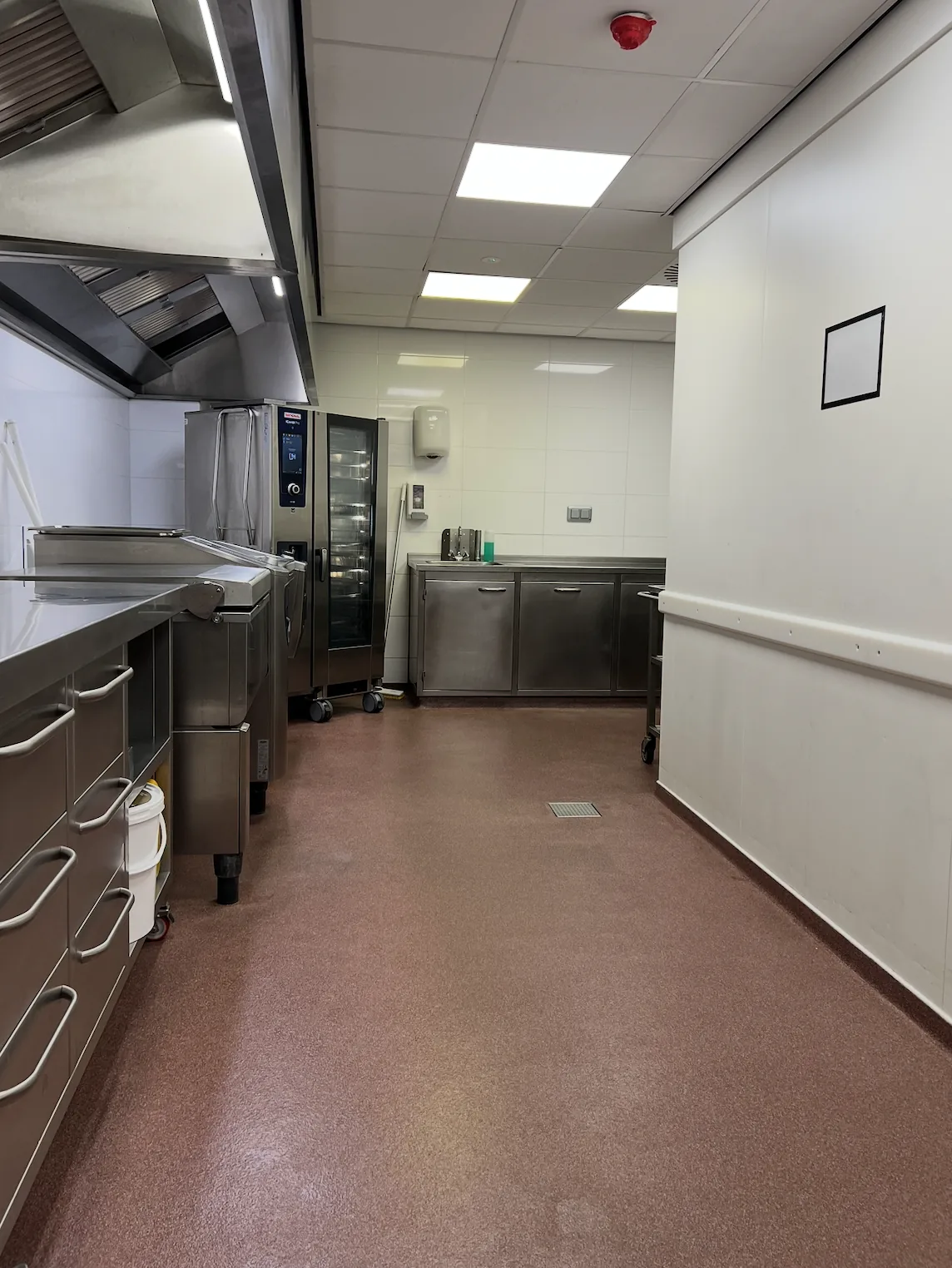 Red Comforcon QCF slip-resistant floor in the commercial kitchen of Van der Valk Akersloot, detail 1