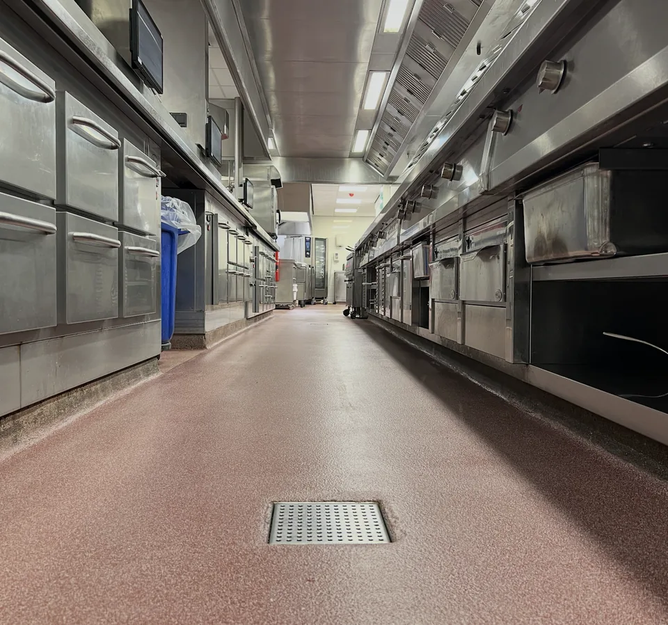 Red Comforcon QCF slip-resistant floor in the commercial kitchen of Van der Valk Akersloot, detail 2