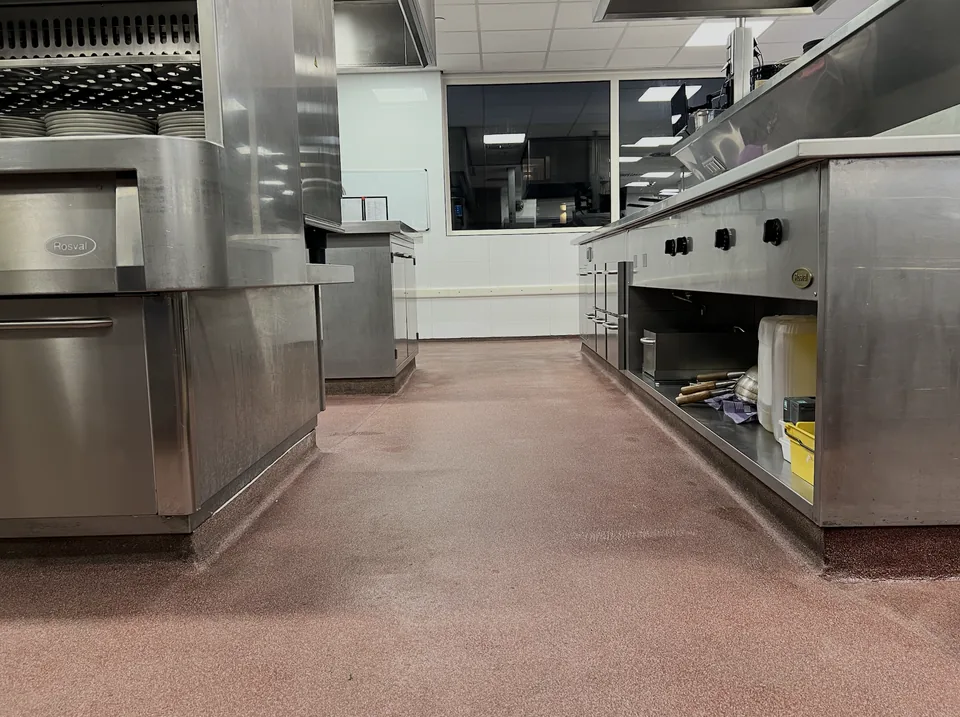 Red Comforcon QCF slip-resistant floor in the commercial kitchen of Van der Valk Akersloot, detail 3