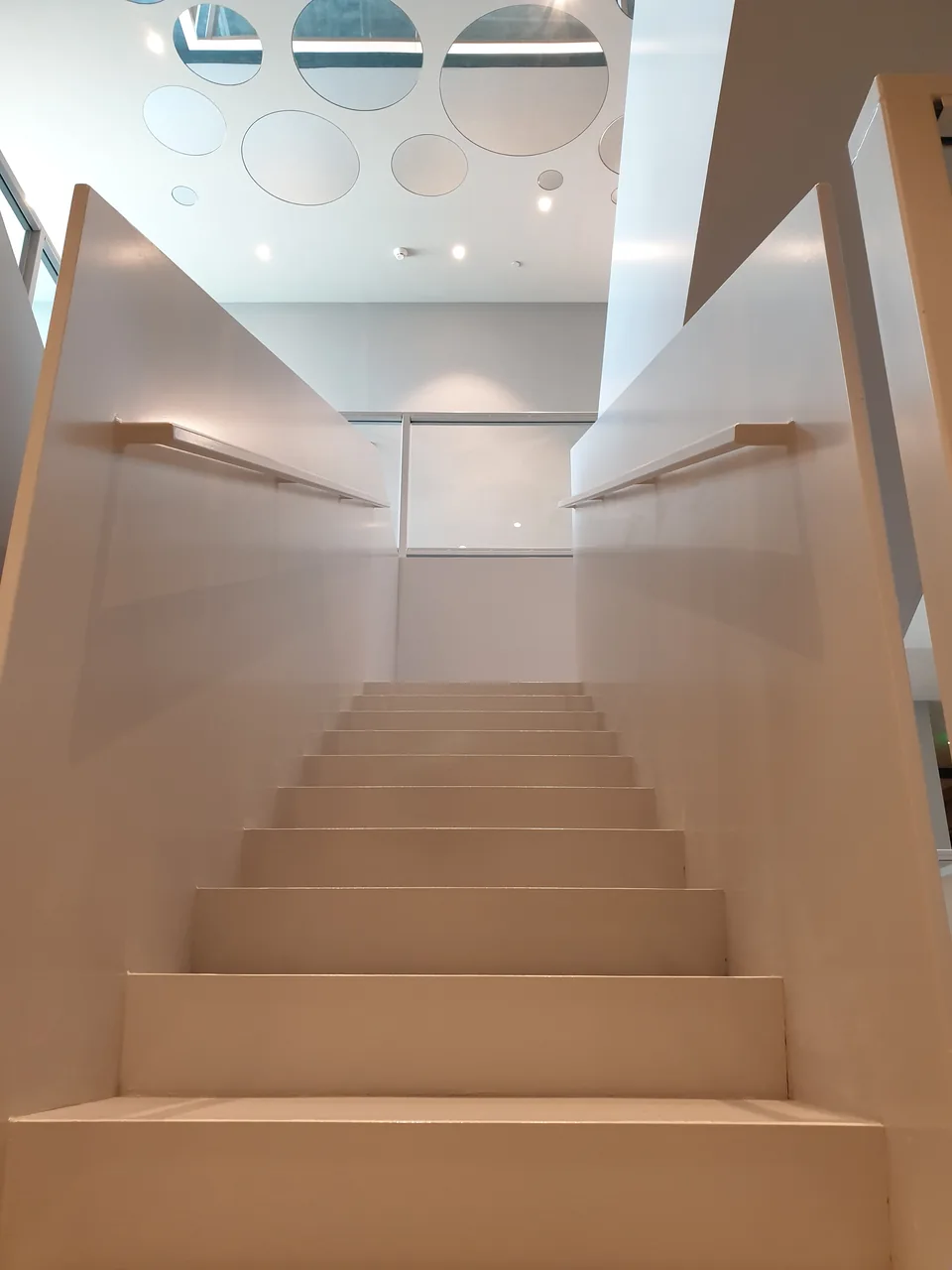 Completec QCF quartz floor in the kitchens and stairwell of Van der Valk Amsterdam Zuidas, detail 1