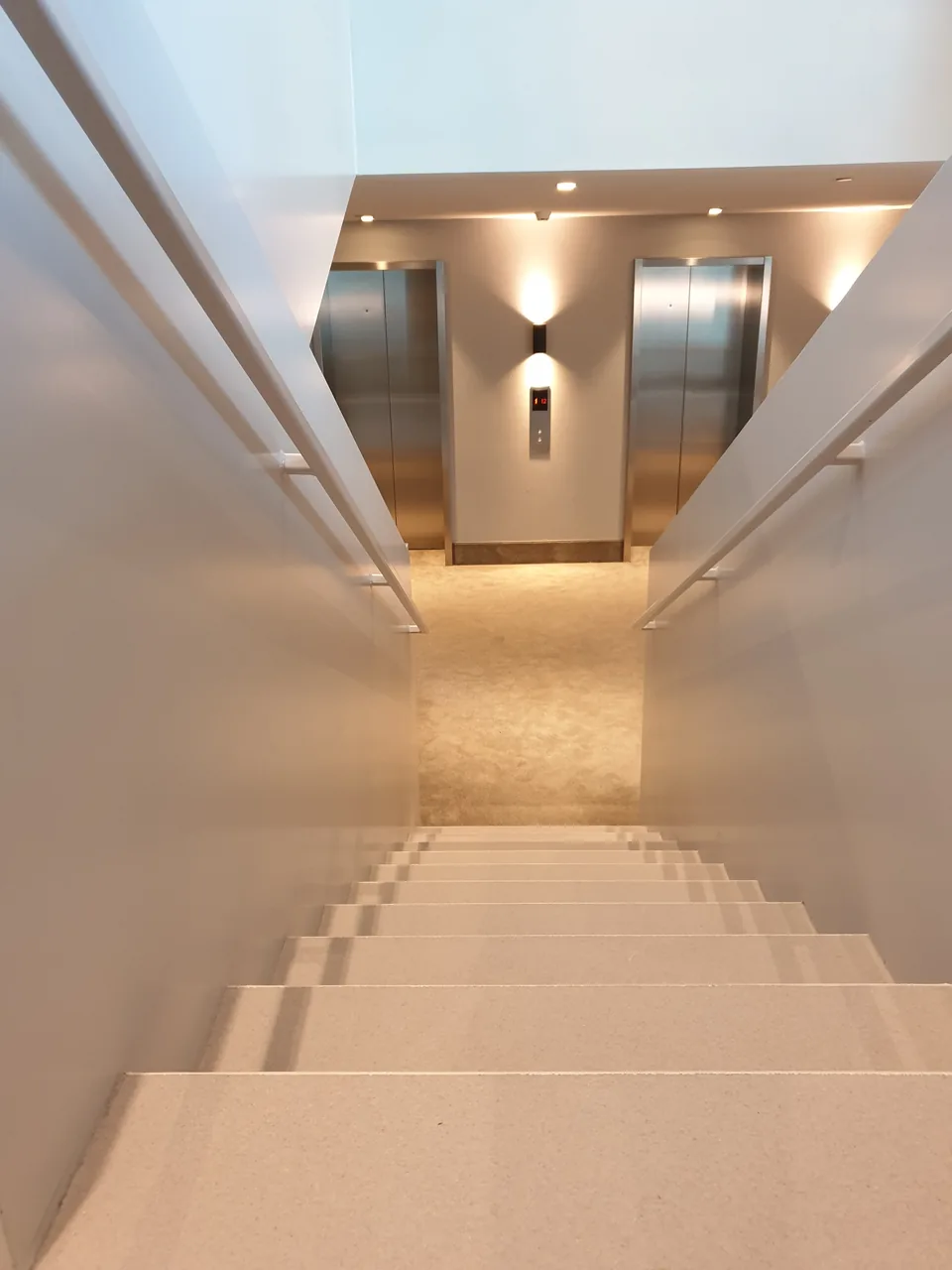 Completec QCF quartz floor in the kitchens and stairwell of Van der Valk Amsterdam Zuidas, detail 3