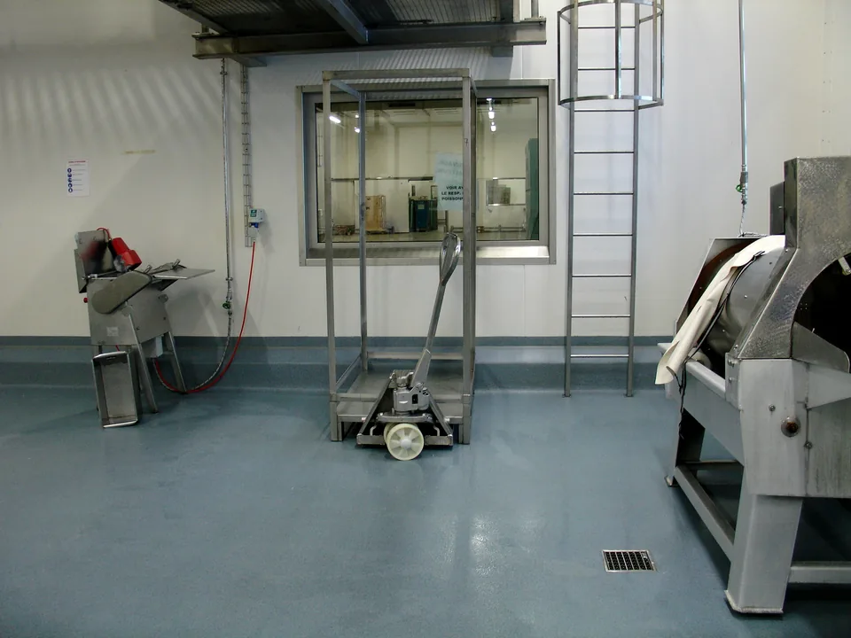 Completec QCF quartz floor in the production area of a fish processing plant in Switzerland, detail 1