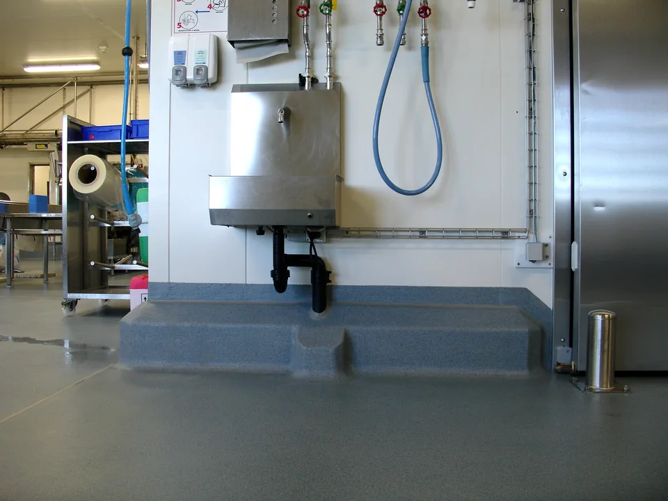 Completec QCF quartz floor in the production area of a fish processing plant in Switzerland, detail 5