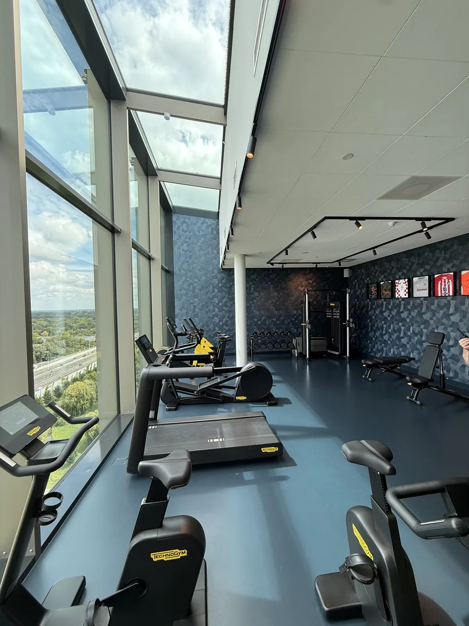 Comforpur 660 Uni resin floor in a hotel gym with fitness equipment and a glass wall