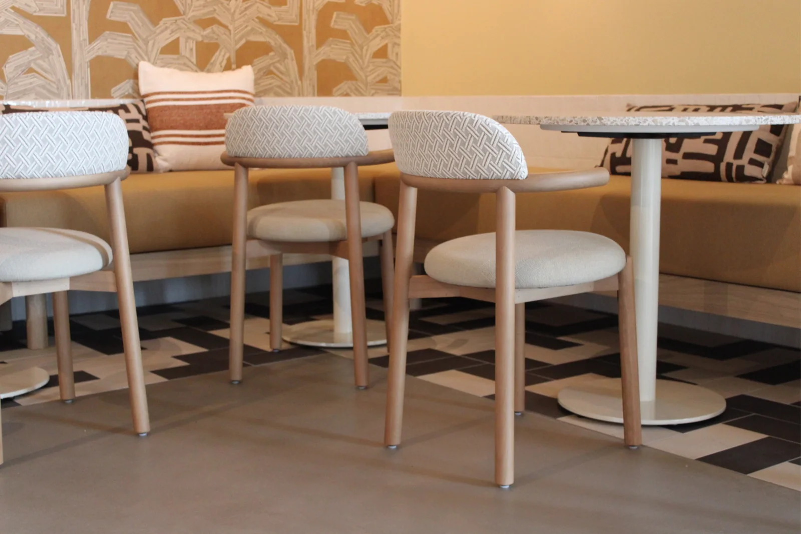 Comforpur 690 Greenline bio-based PU resin floor in a bright kitchen-diner
