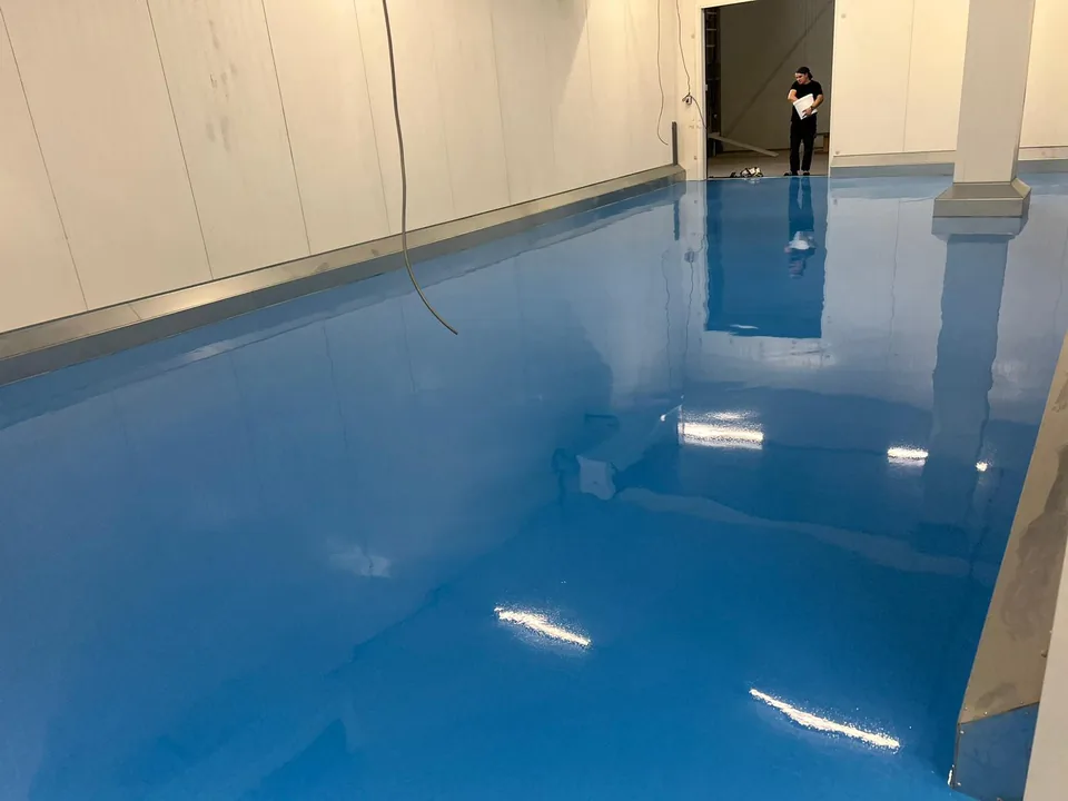 Blue Ucrete MF floor in a cold room with white wall panels